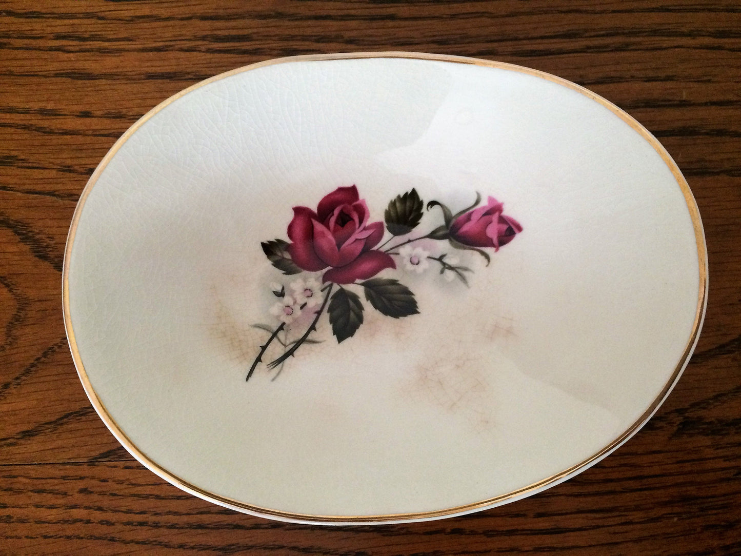 Sandlandware Staffordshire (England) Oval Soap Dish: Red Roses and Gold Band Design