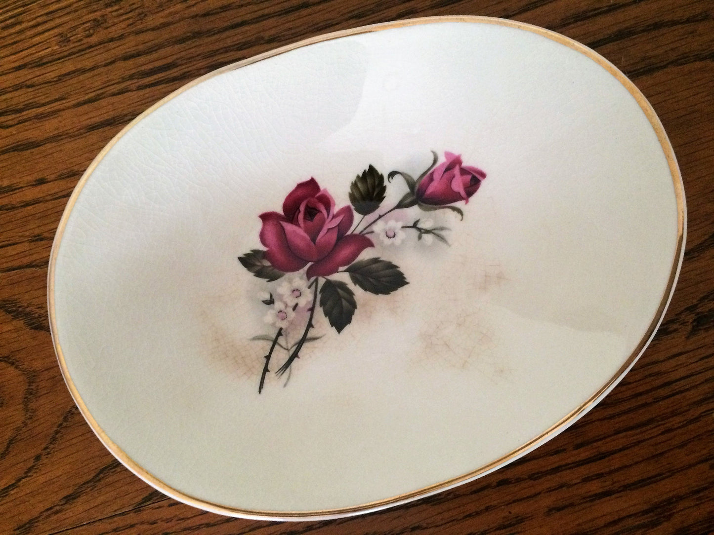 Sandlandware Staffordshire (England) Oval Soap Dish: Red Roses and Gold Band Design
