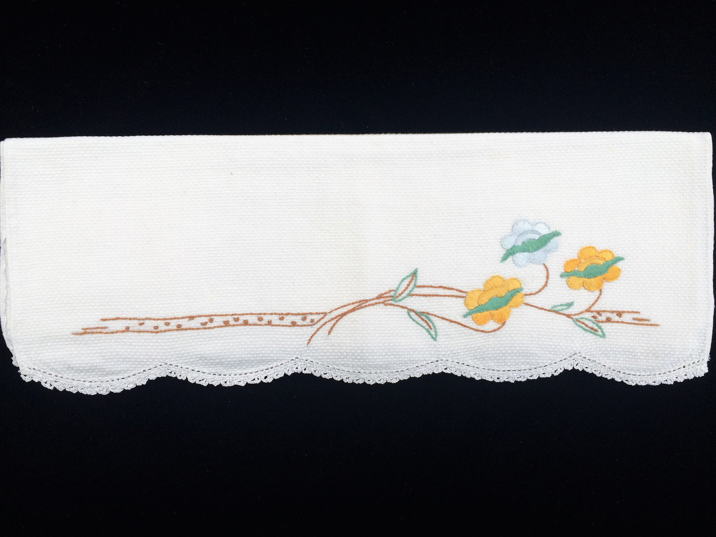 Vintage 1940s Embroidered White Waffle Linen Tea or Guest Towel with Crocheted Scalloped Edge