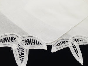 A Set of 4 Vintage White Cotton Linen and Battenburg Lace Party Napkins